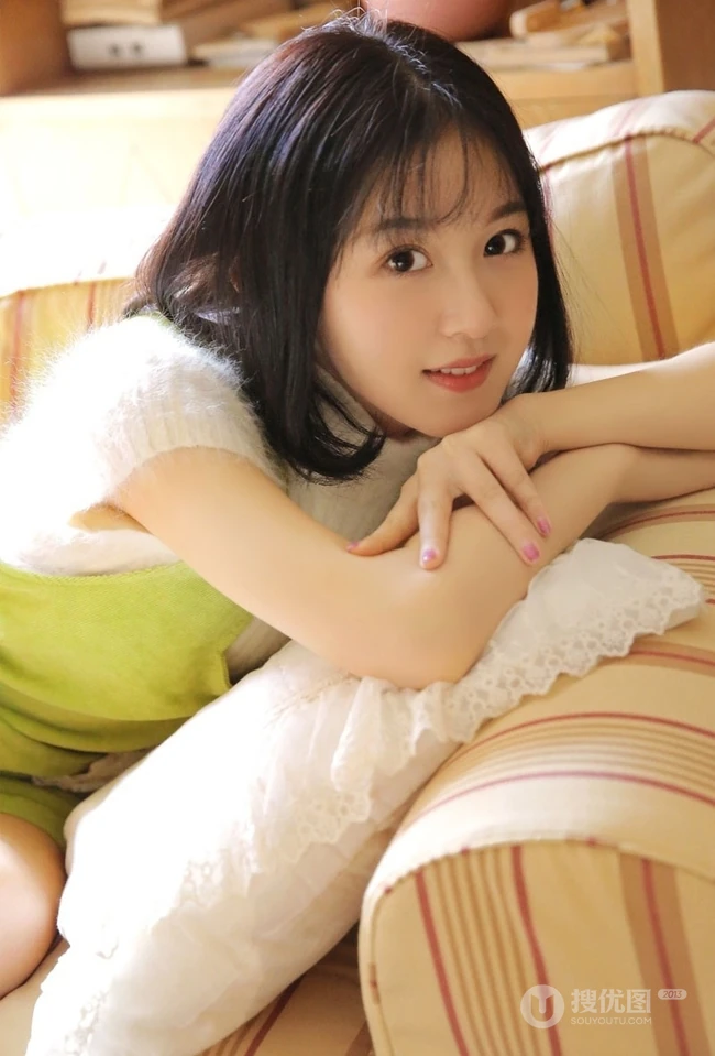 笑容动人肩带绿衣短裤线条感少女怡然室内写真图片