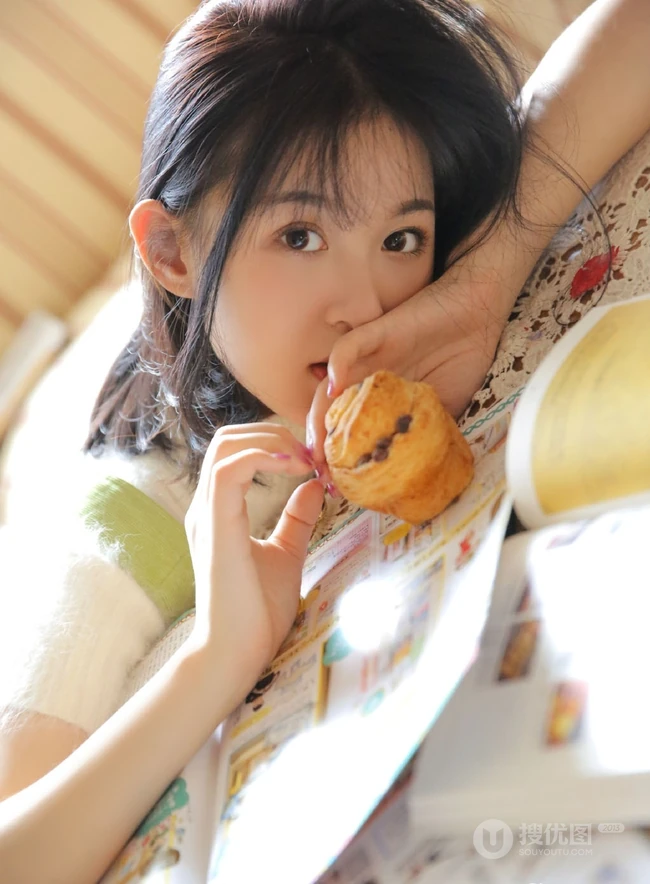 笑容动人肩带绿衣短裤线条感少女怡然室内写真图片