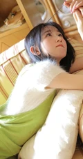 笑容动人肩带绿衣短裤线条感少女怡然室内写真图片