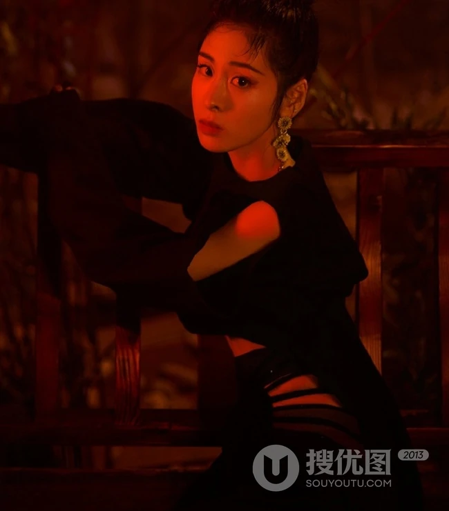 张碧晨年味十足优雅暗黑写真，黑色系服饰复古贵气
