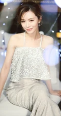香港女星文咏珊气质白衣白裙写真，小露香肩锁骨动人