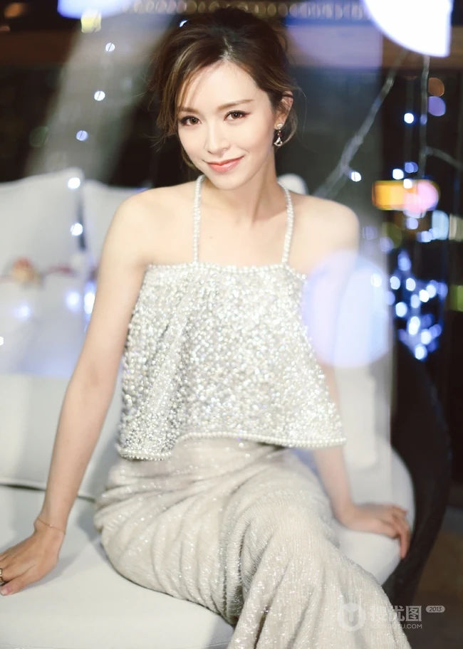香港女星文咏珊气质白衣白裙写真，小露香肩锁骨动人