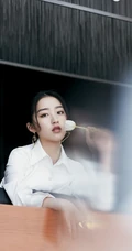 邓恩熙着纯白大衣清新怡人圣诞写真图片