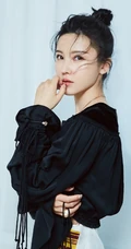 杨子姗个性气质黑衣短裙丸子头室内开朗写真图片