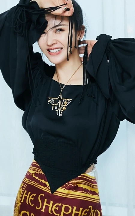 杨子姗个性气质黑衣短裙丸子头室内开朗写真图片
