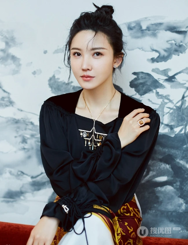 杨子姗个性气质黑衣短裙丸子头室内开朗写真图片