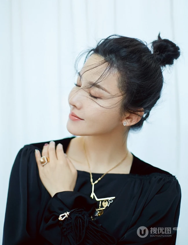 杨子姗个性气质黑衣短裙丸子头室内开朗写真图片