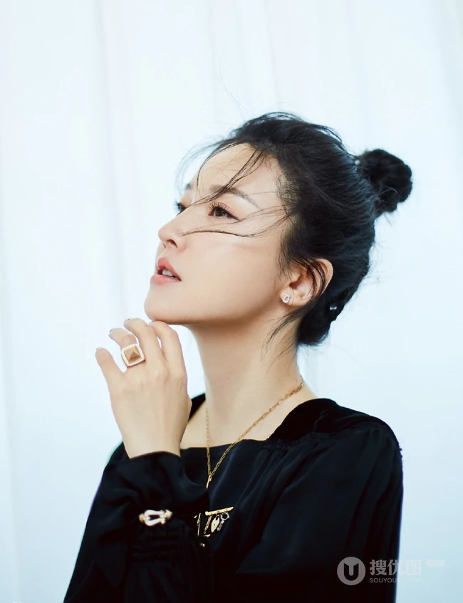 杨子姗个性气质黑衣短裙丸子头室内开朗写真图片