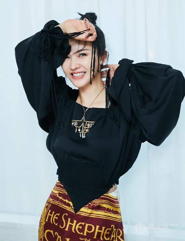 杨子姗个性气质黑衣短裙丸子头室内开朗写真图片