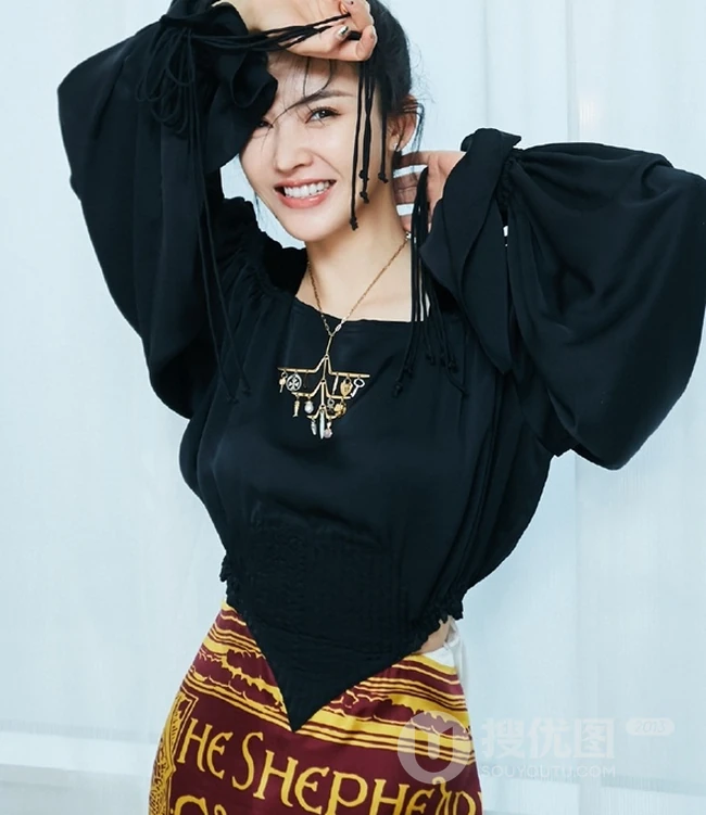 杨子姗个性气质黑衣短裙丸子头室内开朗写真图片