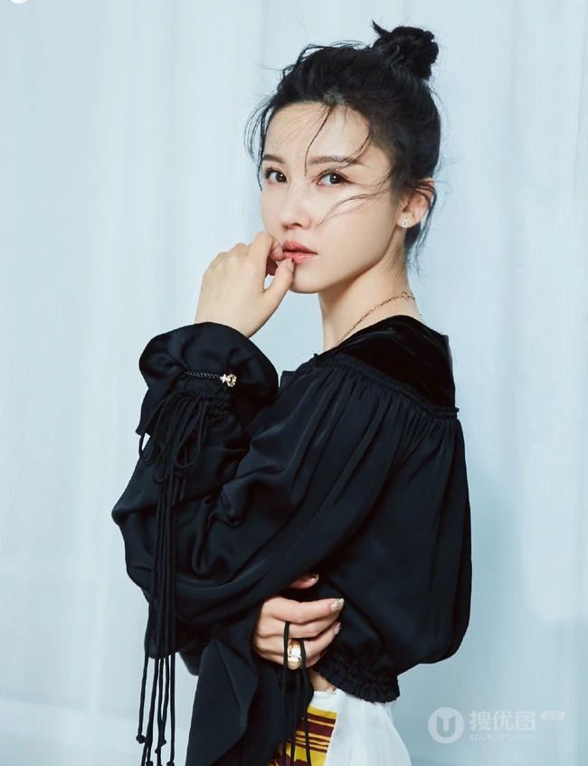 杨子姗个性气质黑衣短裙丸子头室内开朗写真图片