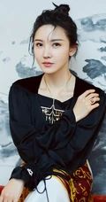 杨子姗个性气质黑衣短裙丸子头室内开朗写真图片