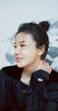 杨子姗个性气质黑衣短裙丸子头室内开朗写真图片