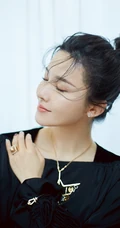 杨子姗个性气质黑衣短裙丸子头室内开朗写真图片