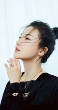 杨子姗个性气质黑衣短裙丸子头室内开朗写真图片