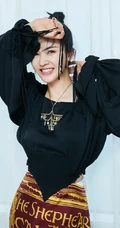 杨子姗个性气质黑衣短裙丸子头室内开朗写真图片