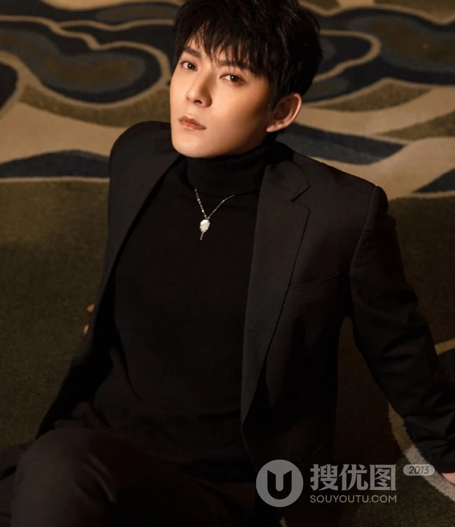 陈翔全黑西装毛衣豪宅内帅气写真图片