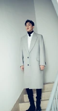 张若昀白色大衣时尚写真图片，身高体长帅气十足