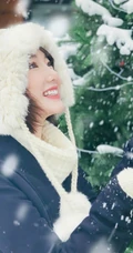 毛晓彤白帽毛衣在雪中唯美高清写真，享受雪中的乐趣