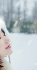 毛晓彤白帽毛衣在雪中唯美高清写真，享受雪中的乐趣