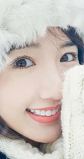 毛晓彤白帽毛衣在雪中唯美高清写真，享受雪中的乐趣