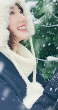 毛晓彤白帽毛衣在雪中唯美高清写真，享受雪中的乐趣