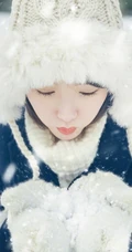 毛晓彤白帽毛衣在雪中唯美高清写真，享受雪中的乐趣