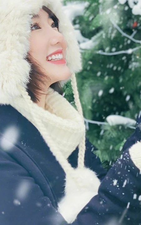 毛晓彤白帽毛衣在雪中唯美高清写真，享受雪中的乐趣