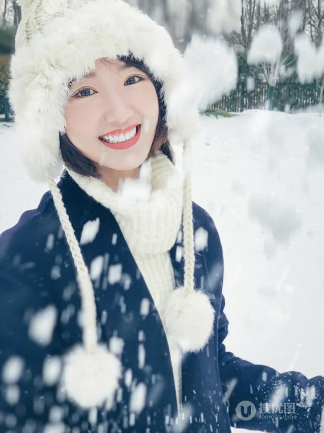 毛晓彤白帽毛衣在雪中唯美高清写真，享受雪中的乐趣
