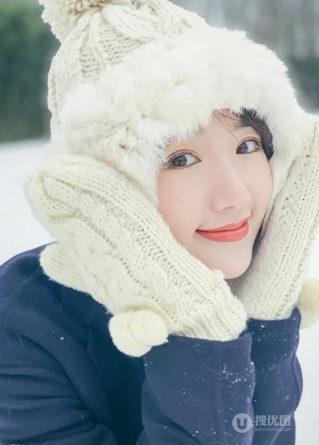 毛晓彤白帽毛衣在雪中唯美高清写真，享受雪中的乐趣