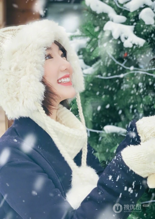 毛晓彤白帽毛衣在雪中唯美高清写真，享受雪中的乐趣