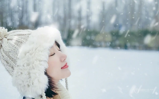 毛晓彤白帽毛衣在雪中唯美高清写真，享受雪中的乐趣