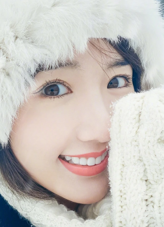 毛晓彤白帽毛衣在雪中唯美高清写真，享受雪中的乐趣