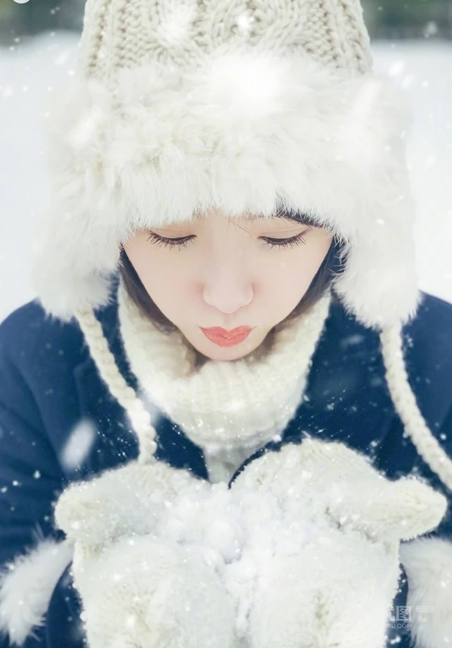 毛晓彤白帽毛衣在雪中唯美高清写真，享受雪中的乐趣