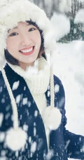 毛晓彤白帽毛衣在雪中唯美高清写真，享受雪中的乐趣