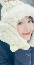 毛晓彤白帽毛衣在雪中唯美高清写真，享受雪中的乐趣