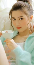 动人身材丸子头少女小碎花上衣短裤白袜室内写真图片