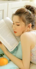 动人身材丸子头少女小碎花上衣短裤白袜室内写真图片
