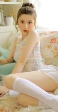 动人身材丸子头少女小碎花上衣短裤白袜室内写真图片