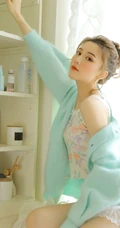 动人身材丸子头少女小碎花上衣短裤白袜室内写真图片