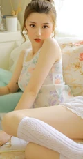 动人身材丸子头少女小碎花上衣短裤白袜室内写真图片