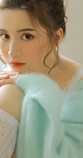 动人身材丸子头少女小碎花上衣短裤白袜室内写真图片