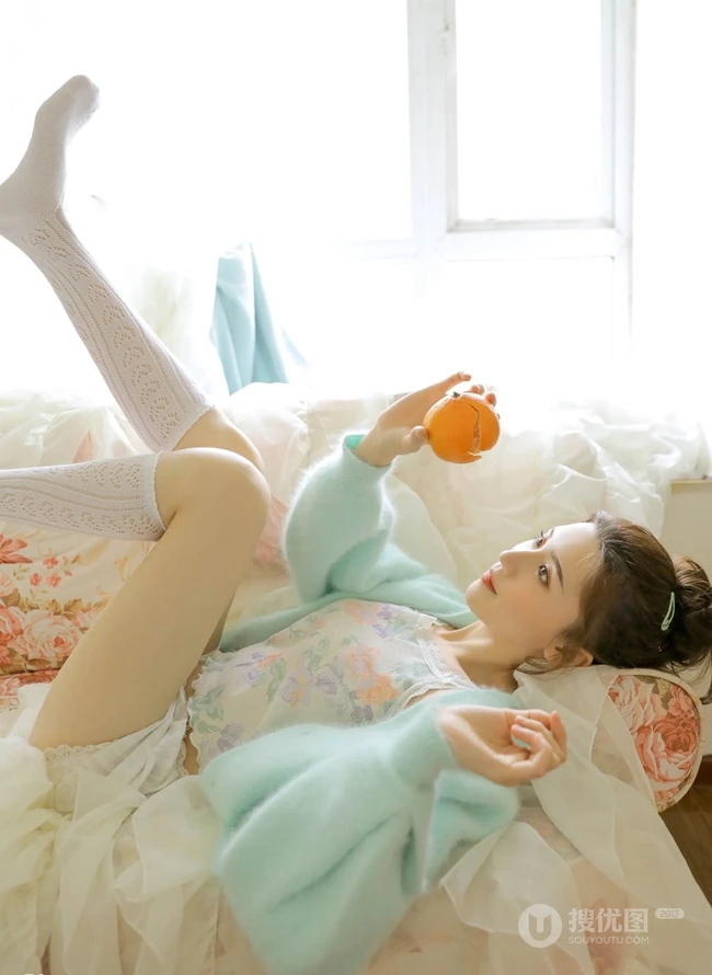 动人身材丸子头少女小碎花上衣短裤白袜室内写真图片