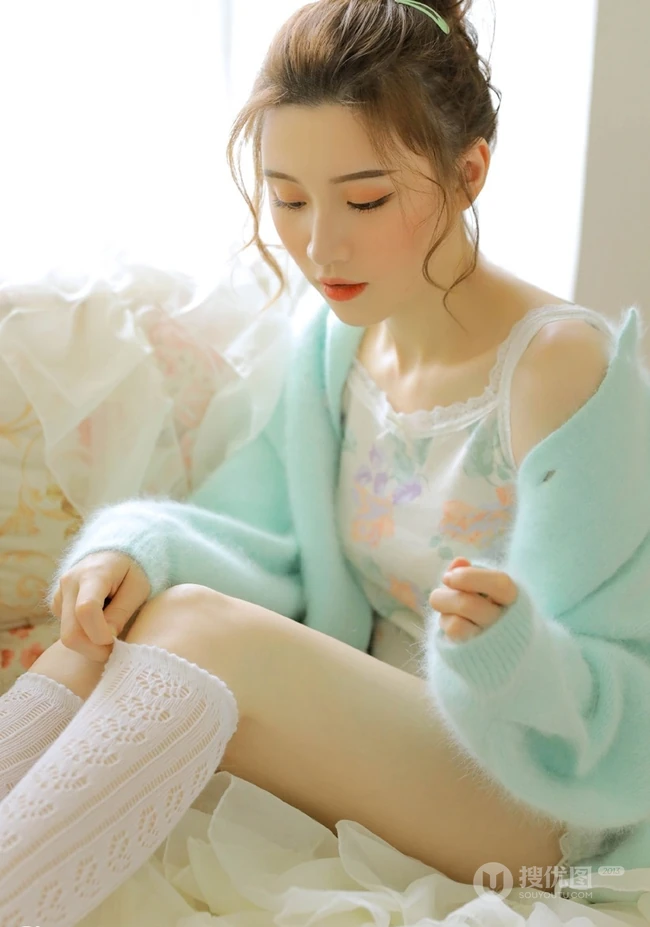 动人身材丸子头少女小碎花上衣短裤白袜室内写真图片