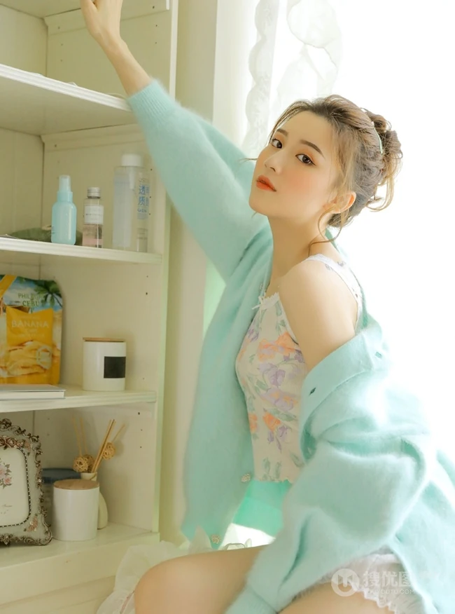 动人身材丸子头少女小碎花上衣短裤白袜室内写真图片