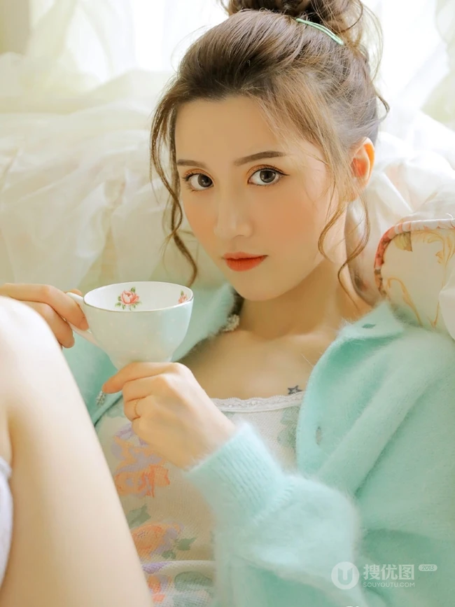 动人身材丸子头少女小碎花上衣短裤白袜室内写真图片