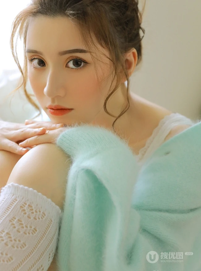 动人身材丸子头少女小碎花上衣短裤白袜室内写真图片