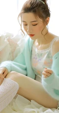 动人身材丸子头少女小碎花上衣短裤白袜室内写真图片
