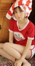 运动装可爱型少女红衣短裤居家室内写真图片