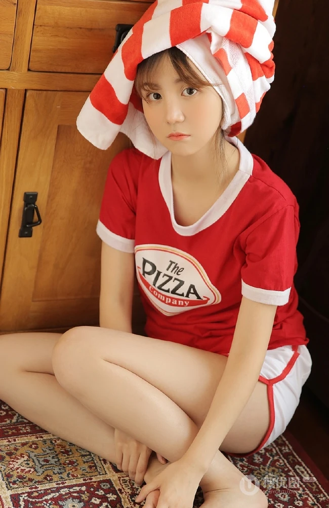 运动装可爱型少女红衣短裤居家室内写真图片
